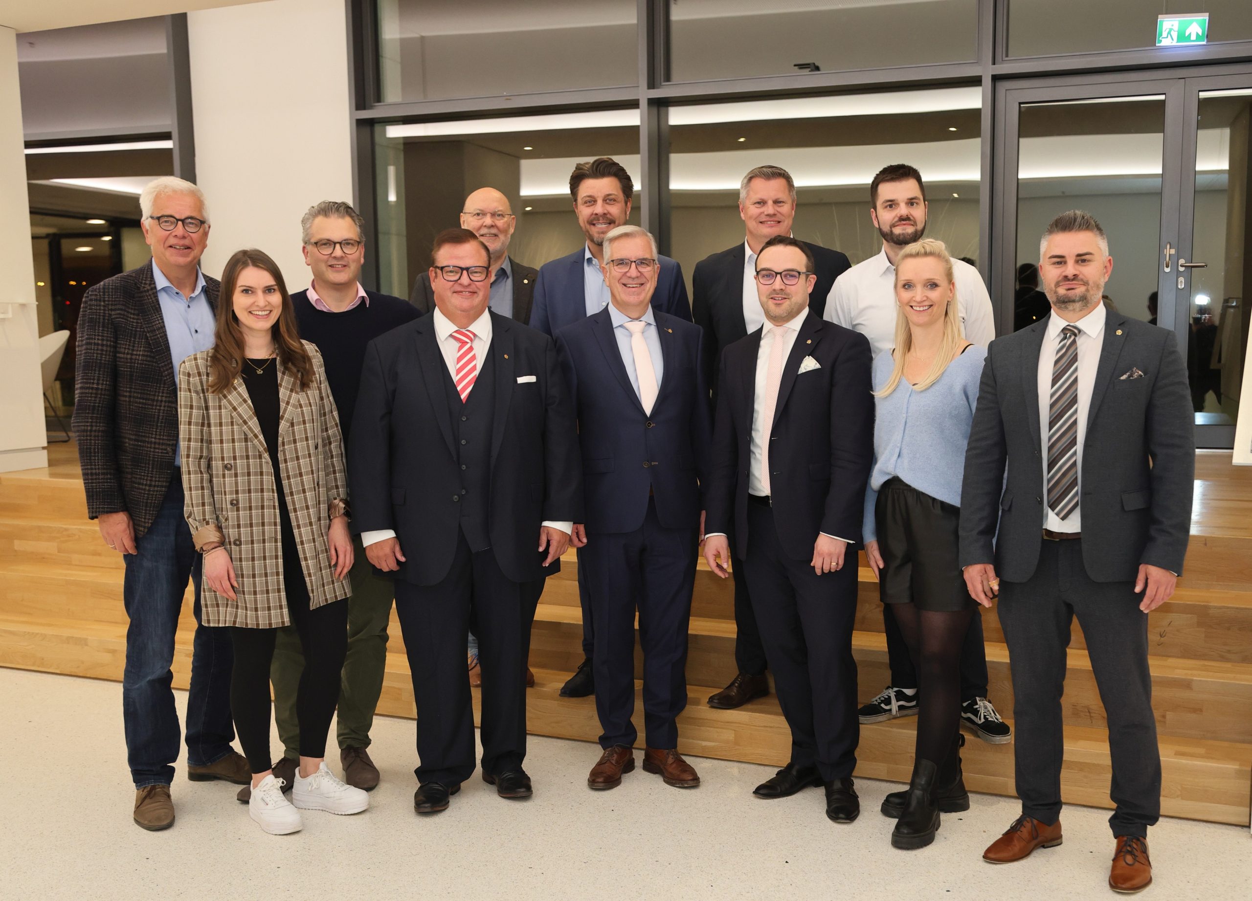 Von links nach rechts:Thorsten Hartel (Beisitzer); Jörg Abel (Schriftführer); Sylvia Planitzer (Beisitzerin); Hannsgeorg Schönig (Präsident); Adi Guckelsberger (Vizepräsident); Uwe Leitermann (Schatzmeister); Thomas Neger (Beisitzer); Alexander Mundo (Beisitzer)